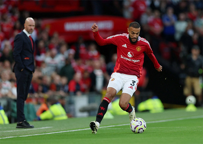 Mazraoui cho rằng MU nổi tiếng hơn Bayern