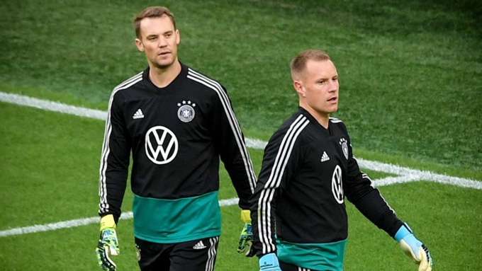 Neuer (trái) cuối cùng cũng chịu nhường lại sân khấu cho Ter Stegen ở tuyển Đức